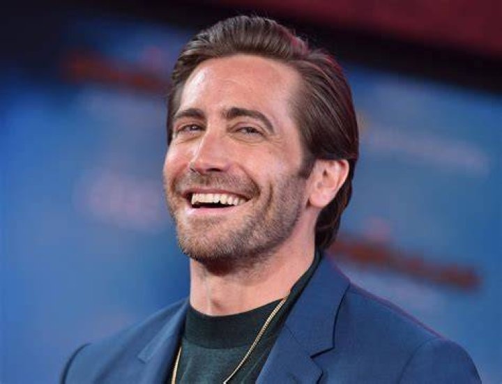 Jake Gyllenhaal is willing to get married to his girlfriend, Jeanne Cadieu. celebsfortune.com
